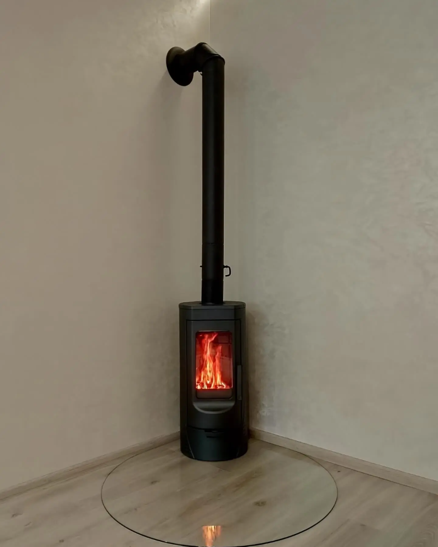 Современный монтаж печи Tara в углу комнаты.